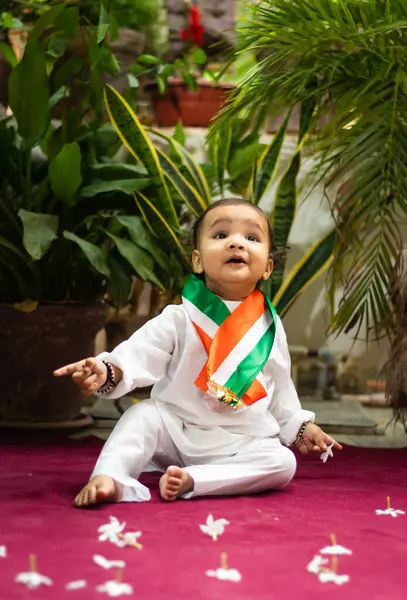 Lindo Niño Sosteniendo Bandera Tricolor India Tela Tradicional Con Expresión —  Fotos de Stock