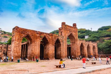 Adhai Din Ka Jhonpra adlı antik büyük cami, Adhai Din Ka Jhonpra 'da 19 Ağustos 2023' te Hindistan 'da, Adhai Din Ka Jhonpra' da çekilmiştir..