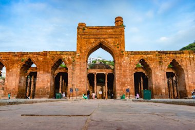 Adhai Din Ka Jhonpra adlı antik büyük cami, Adhai Din Ka Jhonpra 'da 19 Ağustos 2023' te Hindistan 'da, Adhai Din Ka Jhonpra' da çekilmiştir..