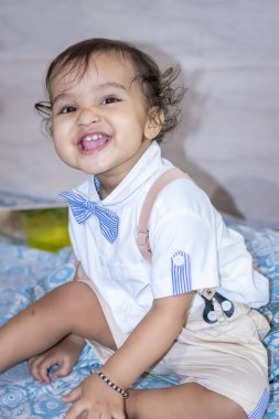 Tatlı çocuk, evde çekilen masum yüz ifadesi.