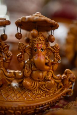Düz açıyla yapılmış hindu tanrısı Ganesha putu.
