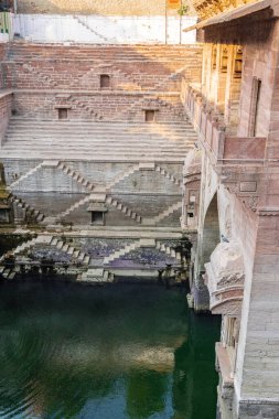 Toorji ka Jhalra ya da Stepur Jodhpur Rajasthan Hindistan 'da farklı açılardan çekilmiş eski bir Stepwell mimarisi..