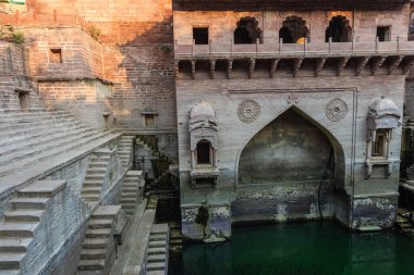 Toorji ka Jhalra ya da Stepur Jodhpur Rajasthan Hindistan 'da farklı açılardan çekilmiş eski bir Stepwell mimarisi..