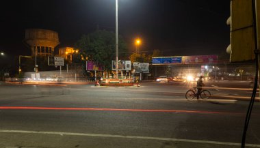 Şehir trafiği trafik kontrolünde bulanık ışık izleriyle uzun süre çekim yapmak Sardar market ghantaGhar jodhpur rajasthan Hindistan 'da 06 Kasım 2023' te çekilmiştir..