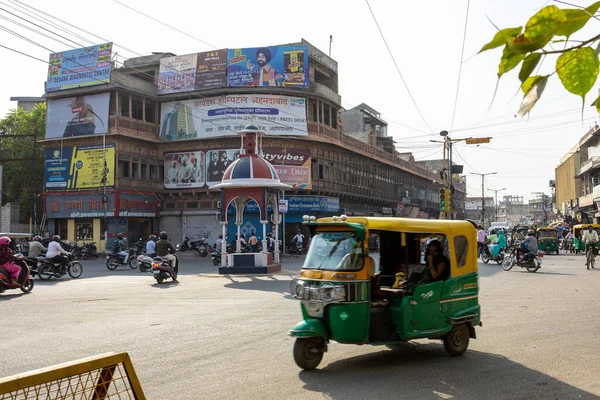 Kalabalık şehir trafiği trafik kontrol sinyalinde farklı açılardan çekilen görüntü Jodhpur Rajasthan Hindistan 'da 06 Kasım 2023.