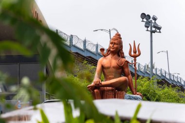 Hindu tanrısı Shiva farklı bir perspektiften parlak arkaplanlı heykeli izole etti.