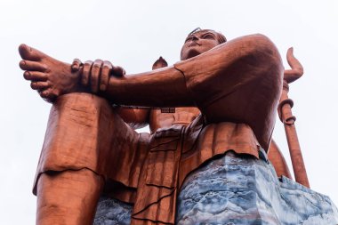 Hindu tanrısı Shiva farklı bir perspektiften parlak arkaplanlı heykeli izole etti.