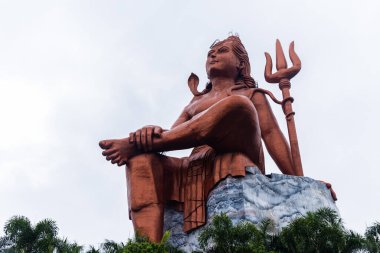 Hindu tanrısı Shiva, farklı bir perspektiften parlak arkaplanlı heykeli Hindistan 'daki Nathwara Rajasthan heykelinde çekti..