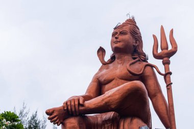 Hindu tanrısı Shiva, farklı bir perspektiften parlak arkaplanlı heykeli Hindistan 'daki Nathwara Rajasthan heykelinde çekti..
