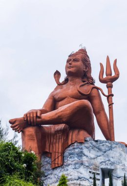 Hindu tanrısı Shiva, farklı bir perspektiften parlak arkaplanlı heykeli Hindistan 'daki Nathwara Rajasthan heykelinde çekti..