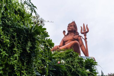 Hindu tanrısı Shiva, Hindistan 'daki Nathwara Rajasthan heykelinde eşsiz bir perspektiften çekilmiş parlak arkaplanlı heykel..