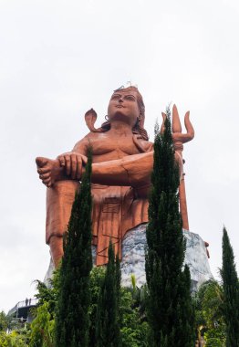 Hindu tanrısı Shiva, Hindistan 'daki Nathwara Rajasthan heykelinde eşsiz bir perspektiften çekilmiş parlak arkaplanlı heykel..