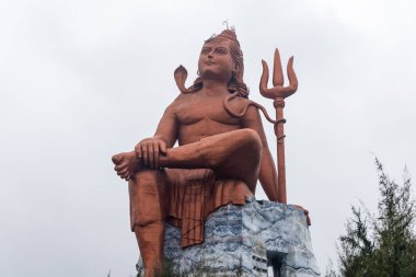 Hindu tanrısı Shiva, Hindistan 'daki Nathwara Rajasthan heykelinde eşsiz bir perspektiften çekilmiş parlak arkaplanlı heykel..