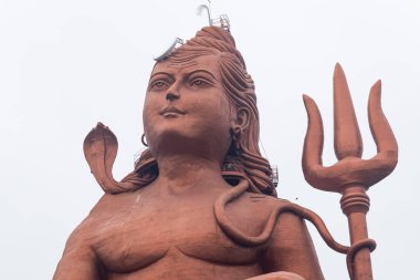 Hindu tanrısı Shiva, Hindistan 'daki Nathwara Rajasthan heykelinde eşsiz bir perspektiften çekilmiş parlak arkaplanlı heykel..