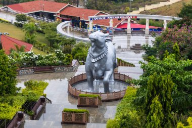 Kutsal boğa nandi büyük heykel sabah düz açılı görüntü alınır İnanç ya da Vishwas Swaroopam Nathdwara Rajasthan Hindistan 'da.