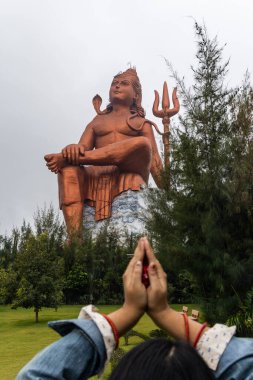 Hindu tanrısı Shiva, sabah bulanık dua eden elleriyle, İnanç Heykeli 'nde veya Vishwas Swaroopam Nathdwara Rajasthan Hindistan' da çekiliyor..