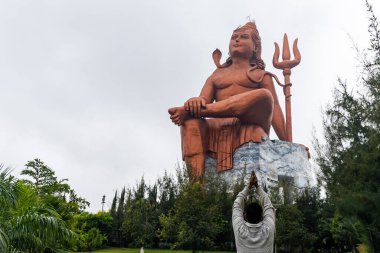 İnanç Anıtı 'nda ya da Vishwas Swaroopam Nathwara Rajasthan Hindistan' da sabah saatlerinde büyük ve izole bir heykel çekilmiştir..