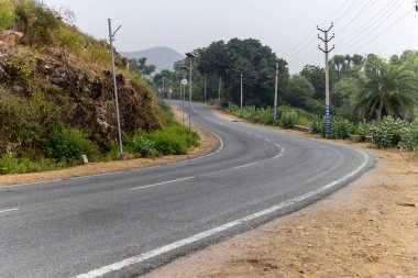 bükülmüş asfalt karayolu düz açıyla sıfır trafik ile izole