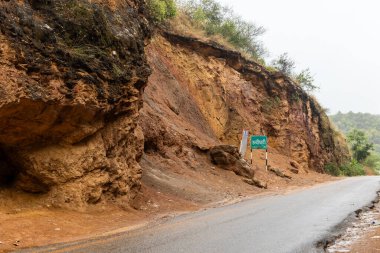 Haldighati, Rajasthan 'ın Aravalli Sıradağları' ndaki Khamnore ve Balicha köyleri arasındaki yağmurlu dağ geçidinde tarihi bir dağ geçidi savaş alanıdır.