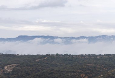 Yağmurlu bir günde dramatik bulutlu gökyüzü olan dağ manzarası farklı açılardan çekiliyor Haldighati Rajasthan Hindistan 'da..
