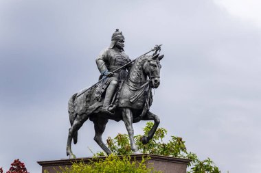 Hint savaşçısı maharana pratap heykeli, Hindistan 'ın Haldighati Rajasthan bölgesindeki eşsiz bir perspektiften çekilmiştir..