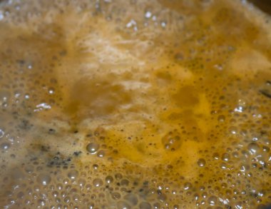 Sıcak çay demlenirken detaylara dikkat et.