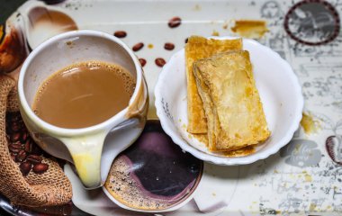 Sıcak çay bardakta servis edilir, ferahlatıcıdır. Detaylara dikkat edin.