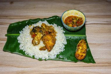 Akşam yemeğinde muz yaprağında servis edilen taze ve sıcak balık ve pilav.
