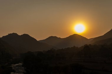Gün batımında dramatik manzara ve alacakaranlıkta düz açı.