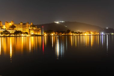 Pichola Gölü, Udaipur, Rajasthan, Hindistan ve Asya 'da, gölün kıyısındaki eski mimari tarihi binalar gece görüntülerine uzun süre maruz kalmıştır..