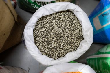 Gün içinde perakende mağazasında satılık bir deriyle gramı ikiye böl.