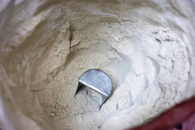 Bütün buğday unu perakende dükkanında satılıktır.