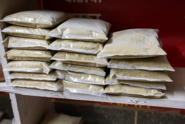 Kişniş tohumu tozu. Gündüzleri perakende satış için baharat.