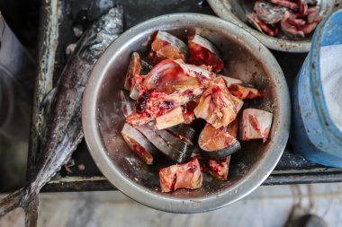 Perakende dükkanında taze balık kesimi gündüz farklı açılardan satılıyor.