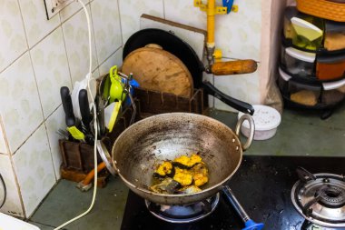 Kazanda farklı açılardan taze balık kızarıyor.