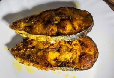 Kızarmış balıkları izole et. Farklı açılardan eve yakın çekim yap.