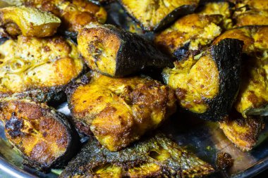 Kızarmış balıkları izole et. Farklı açılardan eve yakın çekim yap.