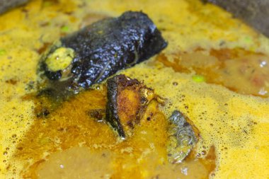 Akşamları kazanda taze pişmiş balık sosu.