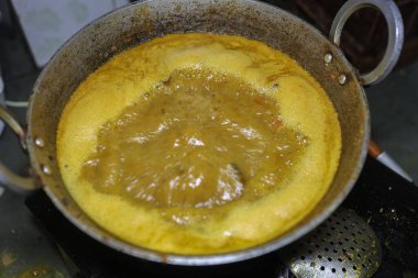 Akşamları kazanda taze pişmiş balık sosu.