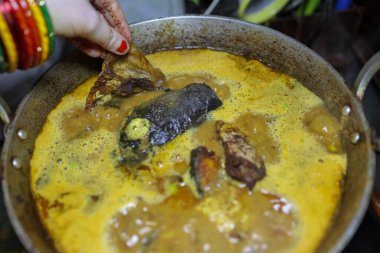 Akşamları kazanda taze pişmiş balık sosu.