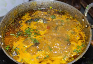 Akşamları kazanda taze pişmiş balık sosu.