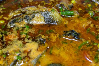 Akşamları kazanda taze pişmiş balık sosu.