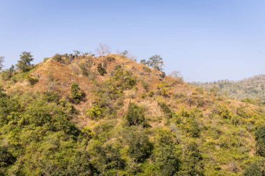Dağ katmanları sabah düz açıyla ormanlarla kaplıdır.