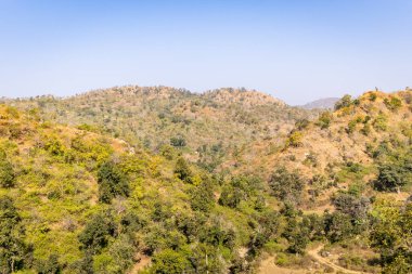 Dağ katmanları sabah düz açıyla ormanlarla kaplıdır.