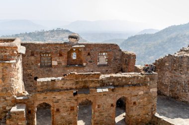 Kadim kale yıkıntıları düz açılı görüntü Kumbhal kalesi kumbhalgarh rajasthan Hindistan 'dan alınmıştır..