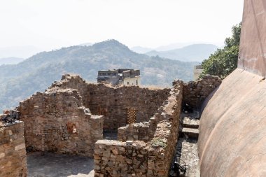 Kadim kale harabeleri, düz açılı görüntü ile dağ arka planına sahip tuğla duvar Kumbhal Fort kumbhalgarh rajasthan Hindistan 'da çekilmiştir..