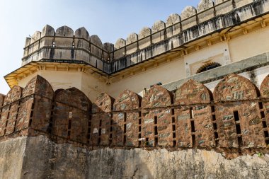 Sabah vakti Kumbhal Kalesi kumbhalgarh rajasthan Hindistan 'da parlak mavi gökyüzüne sahip antik taş duvar çekilir..