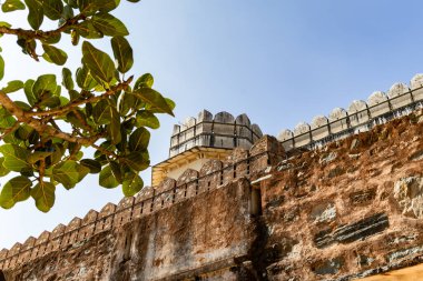 Sabah vakti Kumbhal Kalesi kumbhalgarh rajasthan Hindistan 'da parlak mavi gökyüzüne sahip antik taş duvar çekilir..