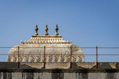 Kumbhal Kalesi kumbhalgarh rajasthan Hindistan 'da çekilen parlak mavi gökyüzü ile izole edilmiş antik kale kubbesi..