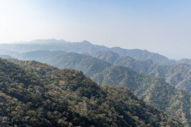 Düz açıyla sisle kaplı sisli bir dağ sırası.